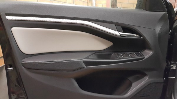 На модель Lada Vesta стали устанавливать новые вставки обивок дверей