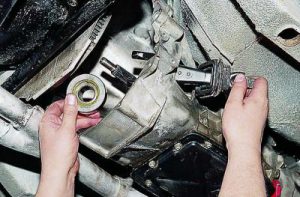 Как поставить вилку сцепления не снимая коробки