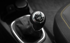 Машина не едет при включении передачи: механика и автомат