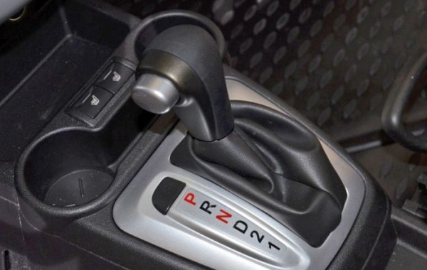 Машина не едет при включении передачи: механика и автомат