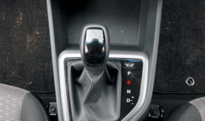 Машина не едет при включении передачи: механика и автомат