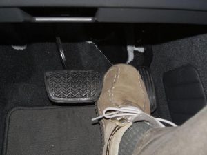 Мягкая педаль тормоза после замены колодок: причины