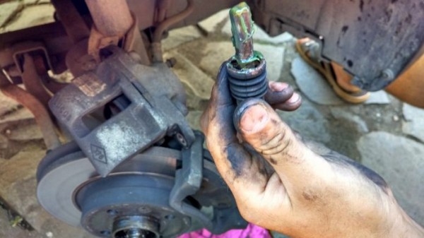 Направляющие тормозного суппорта: как и чем смазывать