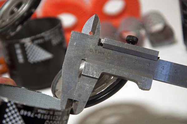 Отличается даже металл: сравниваем оригинальный и поддельный масляные фильтры