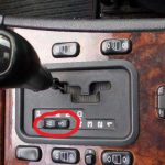 Трансмиссия АКПП: кнопка Shift Lock на коробке передач