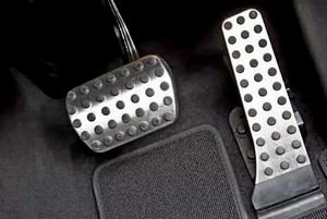 Твердая или мягкая педаль тормоза: в чем причина и что делать