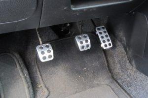 Твердая или мягкая педаль тормоза: в чем причина и что делать