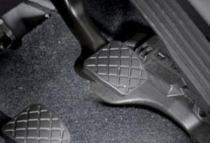 Твердая или мягкая педаль тормоза: в чем причина и что делать