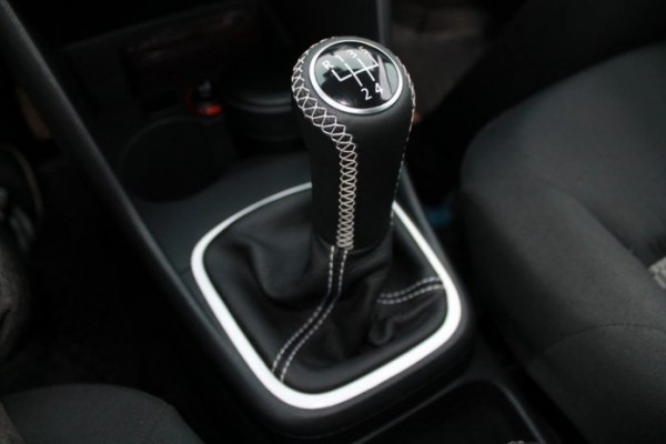 Замена чехла рычага КПП и ручки переключения передач: что нужно знать