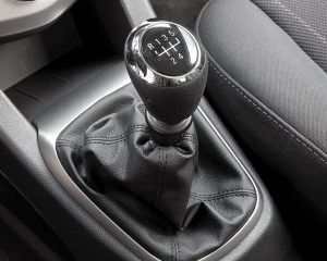 Замена чехла рычага КПП и ручки переключения передач: что нужно знать