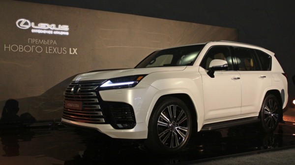 Компания Lexus показала в Петербурге новый внедорожник LX