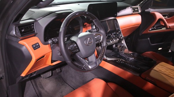 Компания Lexus показала в Петербурге новый внедорожник LX