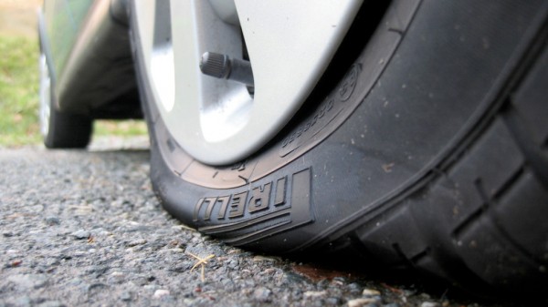 Эксперты рассказали, сколько можно проехать на спущенном колесе