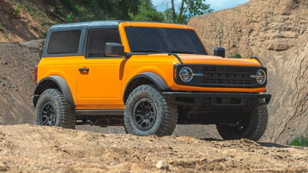 Глава Jeep потроллил компанию Ford из-за проблем с крышей Bronco