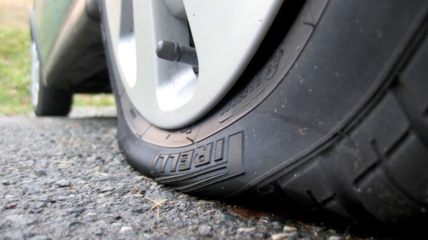 Эксперты рассказали, сколько можно проехать на спущенном колесе