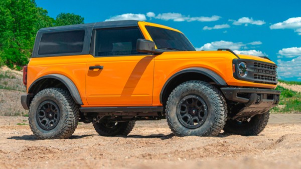 Глава Jeep потроллил компанию Ford из-за проблем с крышей Bronco