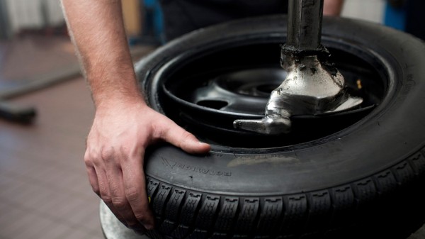 Эксперты рассказали, сколько можно проехать на спущенном колесе