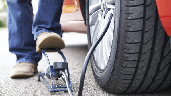 Эксперты рассказали, сколько можно проехать на спущенном колесе