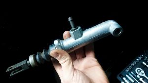 Главный рабочий цилиндр сцепления: принцип работы, неполадки, ремонт