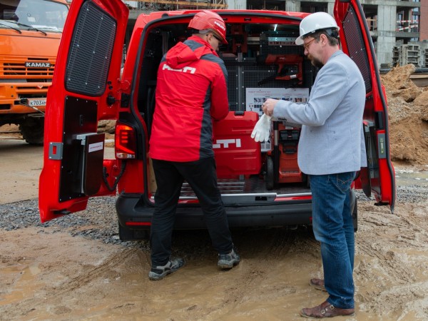 Как построить светлое будущее: зачем Volkswagen Коммерческие автомобили и Hilti переоборудуют машины