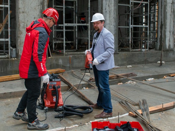 Как построить светлое будущее: зачем Volkswagen Коммерческие автомобили и Hilti переоборудуют машины