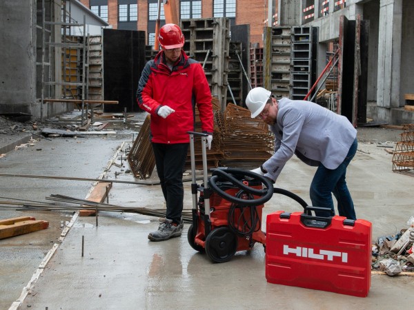 Как построить светлое будущее: зачем Volkswagen Коммерческие автомобили и Hilti переоборудуют машины