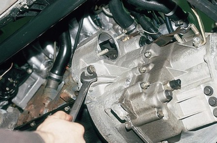 Как снять коробку на автомобиле: снятие МКПП и АКПП