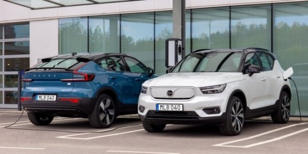 Компания Volvo обновила программное обеспечение электрифицированных кроссоверов