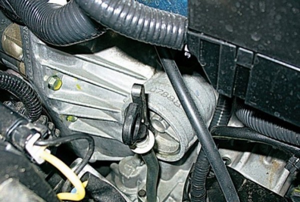 Лада Гранта: проверка уровня масла в КПП &laquo;механика&raquo; и &laquo;автомат&raquo;