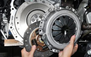 На второй передаче машина дергается и возможны рывки на первой: почему так происходит