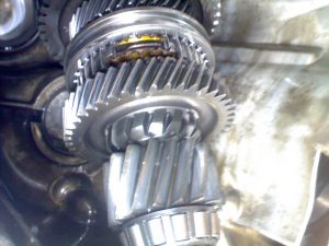 При переключении передач хрустит коробка: возможные неисправности