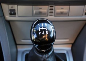 При переключении передач хрустит коробка: возможные неисправности