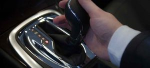 При включении коробки автомат машина дергается: основные причины