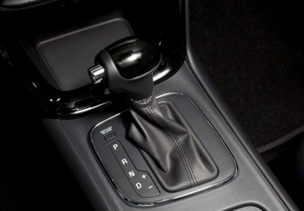 При включении коробки автомат машина дергается: основные причины