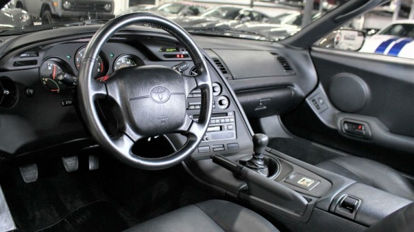 На продажу выставлена Toyota Supra 1993 года с минимальным пробегом за 299,8 тыс. долларов