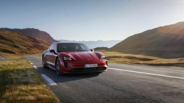 Электрокар Porsche Taycan получил сразу две новые версии