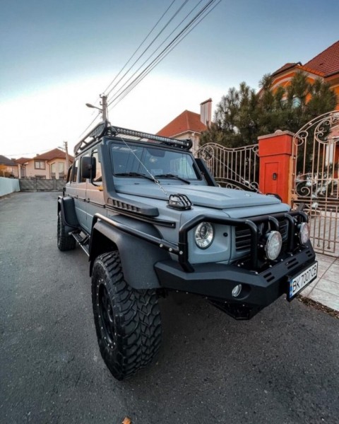 В Украине заметили уникальный 4-дверный пикап Гелендваген (фото)