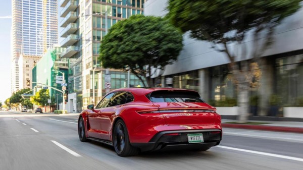 Электрокар Porsche Taycan получил сразу две новые версии