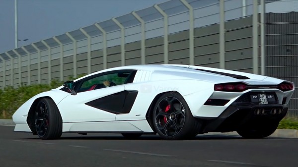 Возрожденный Lamborghini Countach впервые заметили на дороге