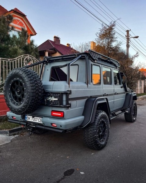 В Украине заметили уникальный 4-дверный пикап Гелендваген (фото)