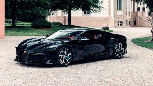 Бренд Bugatti в честь гиперкара La Voiture Noire выпустил бутылку шампанского