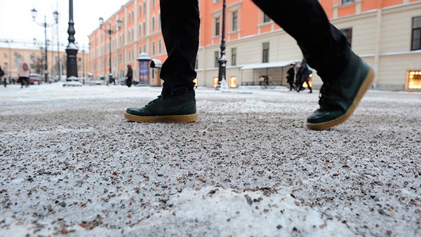 Представители "Водоканала" рассказали о сложностях использования гранитной крошки для борьбы с гололедом 