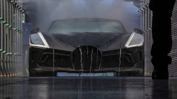 Бренд Bugatti в честь гиперкара La Voiture Noire выпустил бутылку шампанского