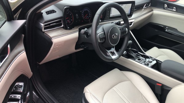 Эксперты перечислили 6 претензий к новому Kia K5 в комплектации Style