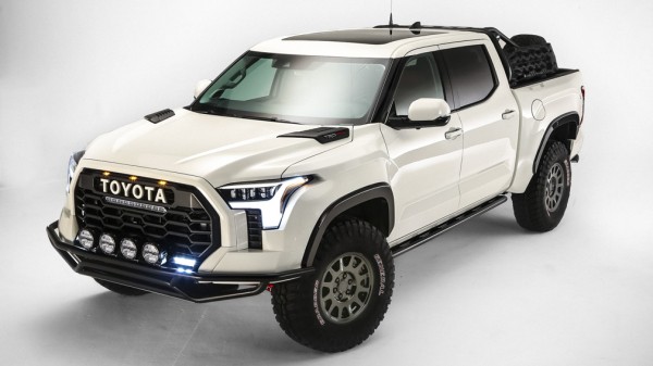 В Сети показали экстремальную версию пикапа Toyota Tundra для гонок по пустыне