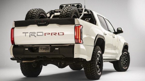 В Сети показали экстремальную версию пикапа Toyota Tundra для гонок по пустыне