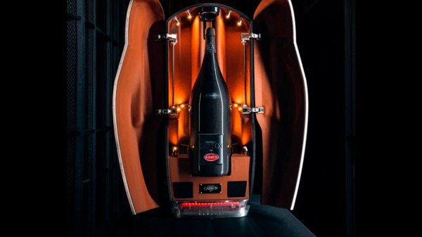 Бренд Bugatti в честь гиперкара La Voiture Noire выпустил бутылку шампанского