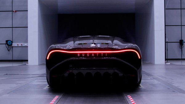 Бренд Bugatti в честь гиперкара La Voiture Noire выпустил бутылку шампанского