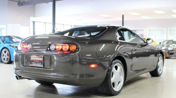 На продажу выставлена Toyota Supra 1993 года с минимальным пробегом за 299,8 тыс. долларов