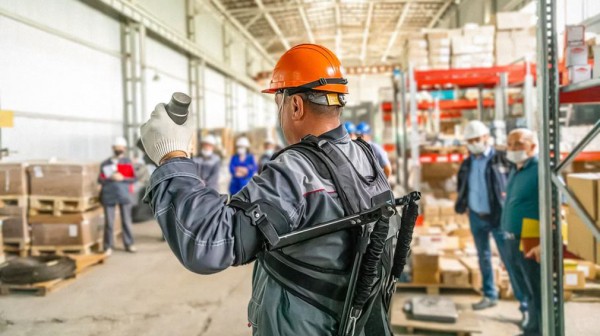 На УАЗе протестировали сборку машин в экзоскелетах